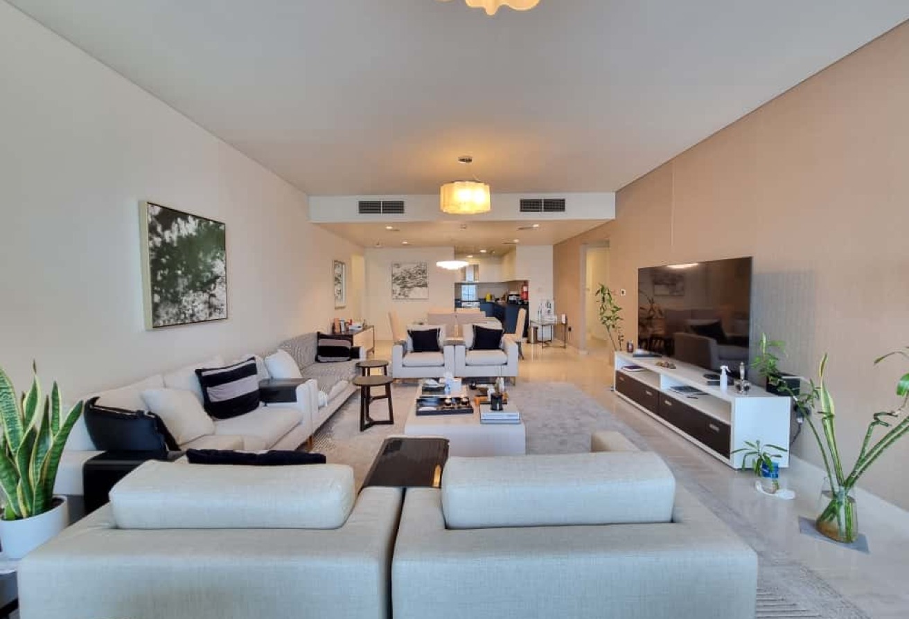 PRIME LOCATION | SPACIOUS AND ELEGANT 3 BEDROOMS