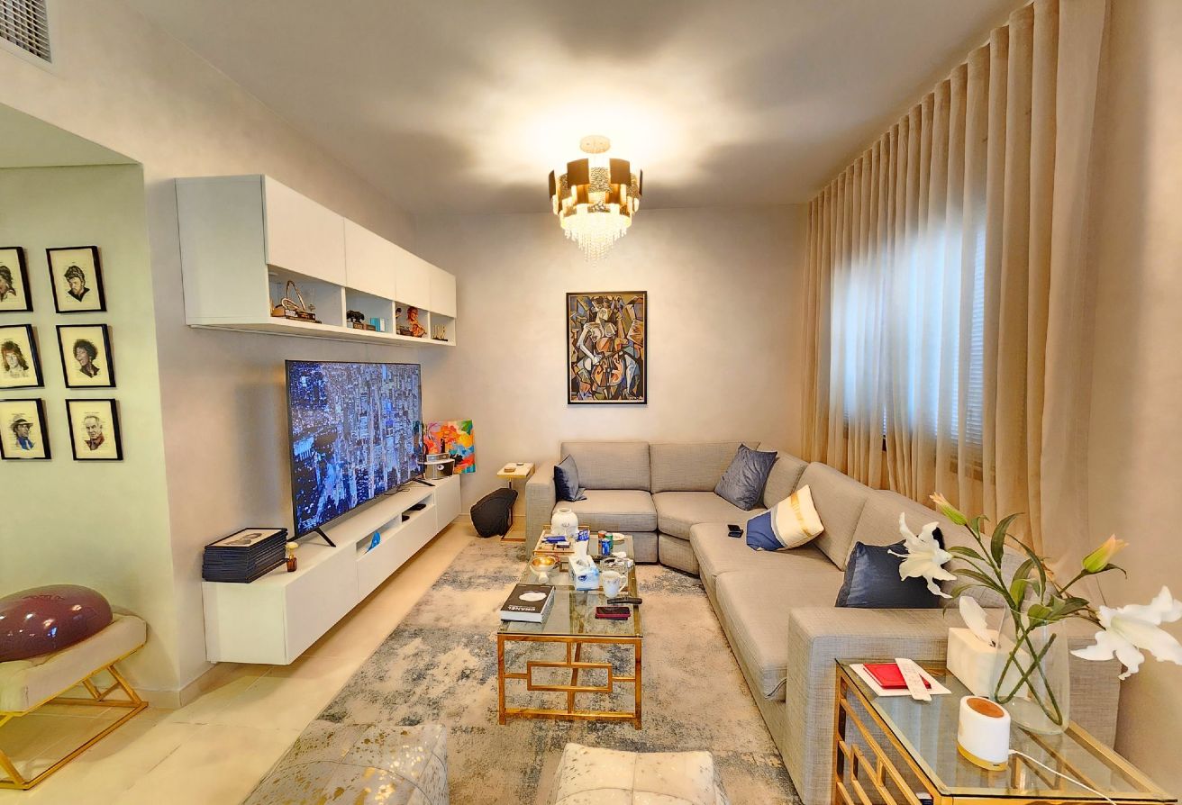 LUXURIOUS 3 BEDROOM | UPGRADED UNIT | FURNISHED