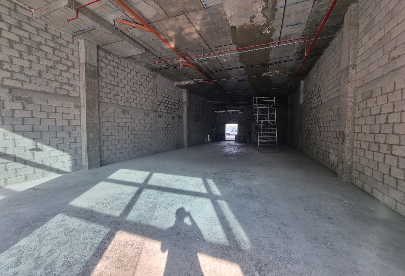PRIME LOCATION | COMMERCIAL SHOP IN MARINA — photo 2