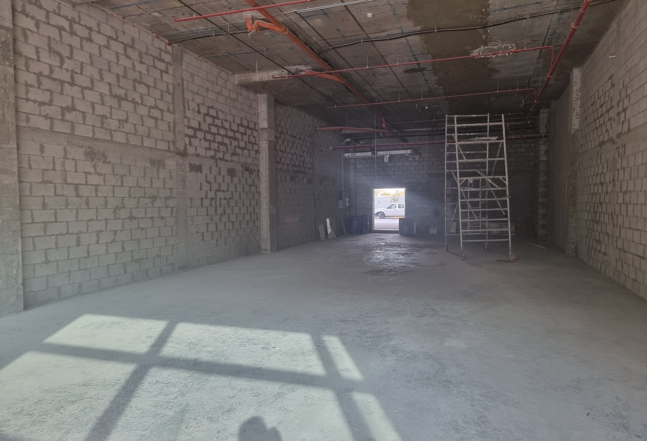 PRIME LOCATION | COMMERCIAL SHOP IN MARINA — photo 3